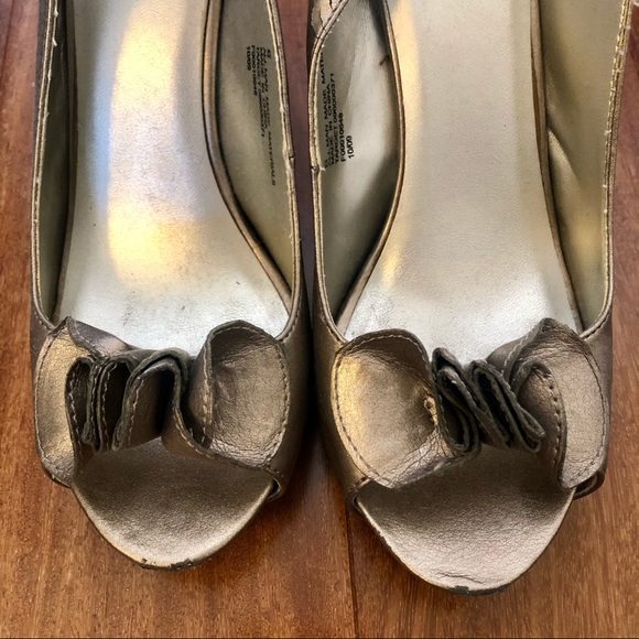 Xhilaration Silver Heels Ruffle Top Size 6 - Picture 3 of 13